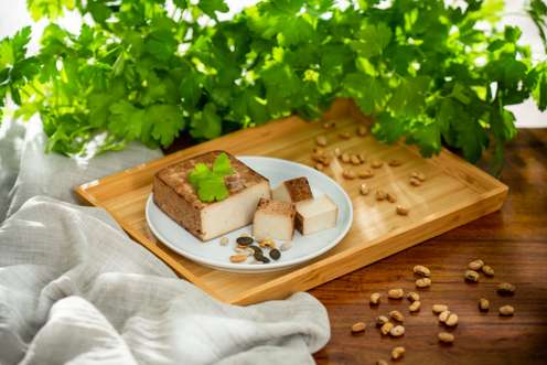 Geräucherter Bio-Tofu am Teller.