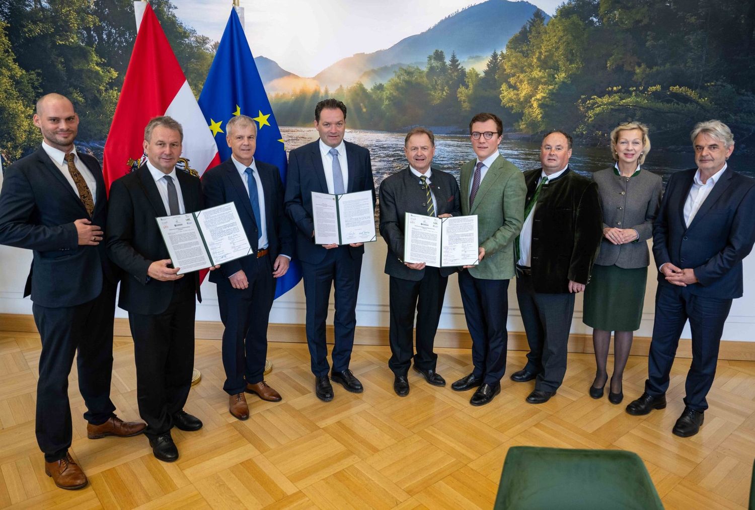 Bundesminister Totschnig fordert die Europäische Kommission gemeinsam mit Vertretern der Forst- und Holzbranche in Sachen EUDR zum Handeln auf.