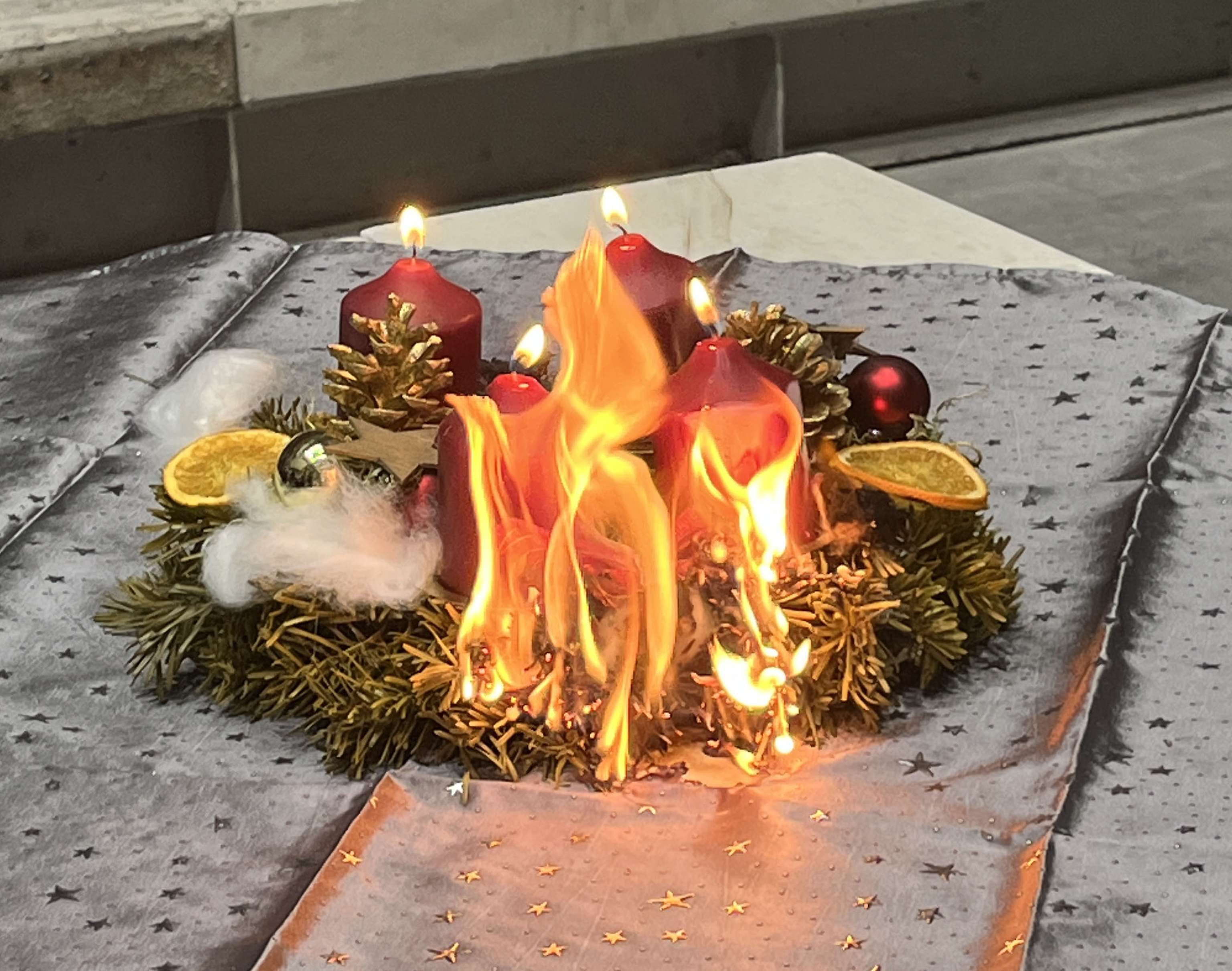 Adventkranz brennt