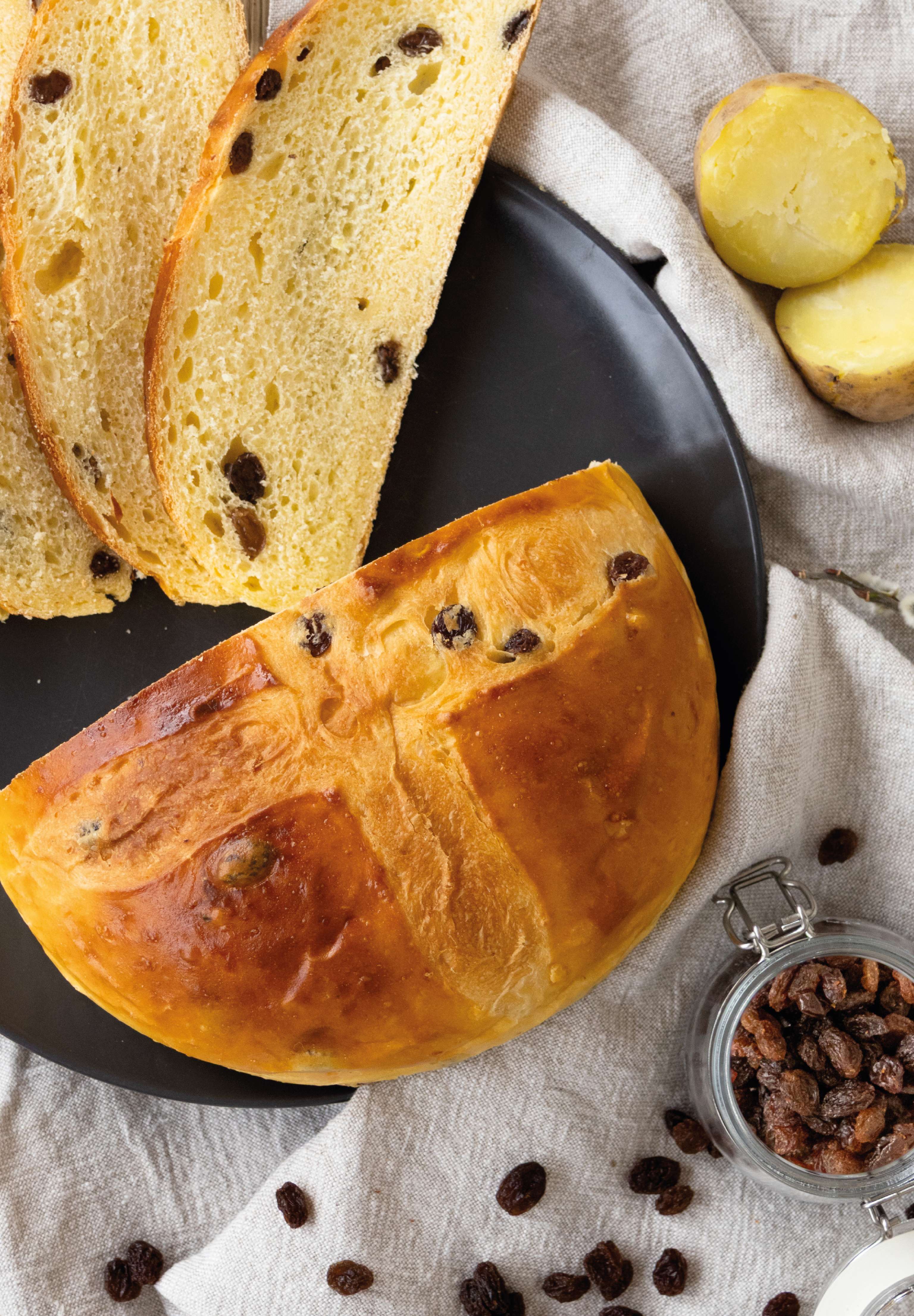 Osterbrot mit Kartoffeln und Rumrosinen