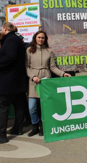 Viktoria Hutter mit einem Plakat