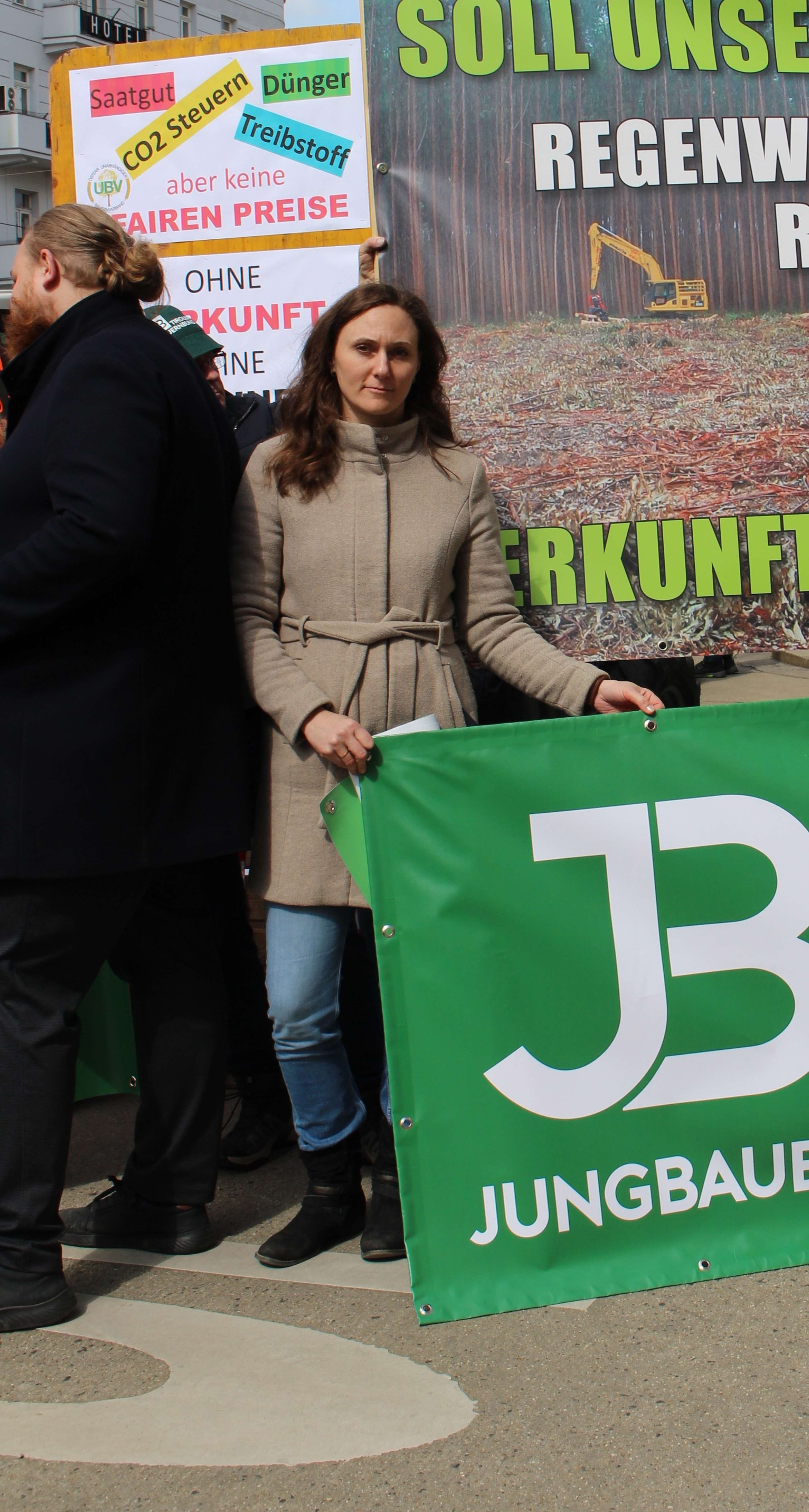 Viktoria Hutter mit einem Plakat