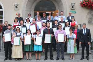 (Letzte bis erste Reihe, v. l.:) Kapferer Georg (AV Obmann), Hauser Wolfgang (ARGE Meister), Ing. Juen Paul (Dir. Stv.), Lechleitner Christoph, DI Moritz Thomas, ÖR Köll Rudolf (BLK), Walser Stephan, KV Mag. Harasleben Wolfgang; Kammerlander Alexandra (ARGE Meister), Wille Johanna, Nöbl Cyprian, Plangger Florian, Holzknecht Marcel, DI Darmann Evelyn (LFA); Feichtner Viktor (SVS), Wille Andreas, Kleiner David, Erhart Lukas, Grünerbl Georg, Obertimpfler Dietmar, Bez. Bäuerin Denoth Gertrud; File Georg, File Lisa (mit Margaretha) Erhart Stefanie, Auer Silvia, Wieser Stefan, Gasser Martin, Lk-Vizepräsidentin ÖR Brunschmid Helga (LK Tirol), Direktor DI Gstrein Josef