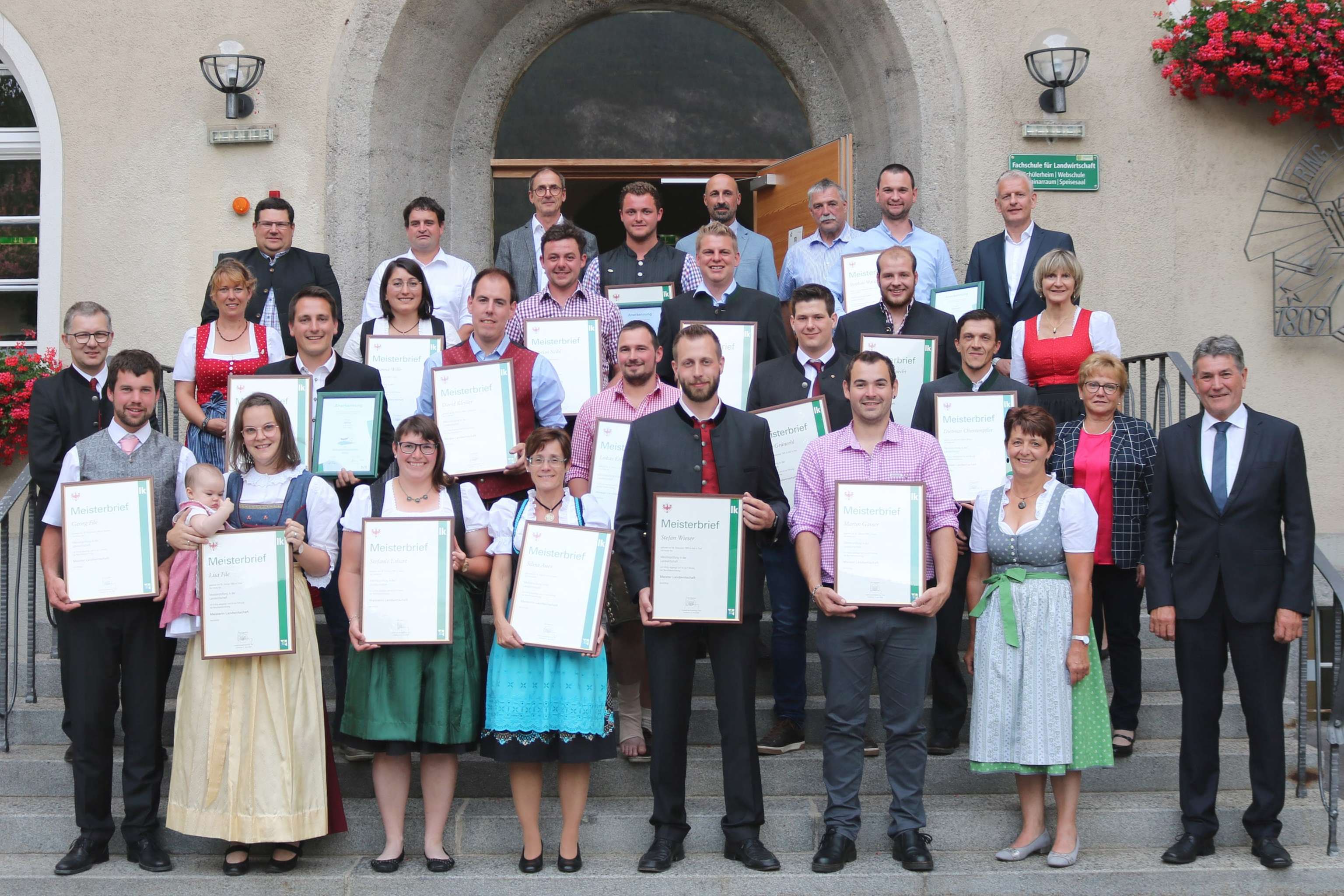 (Letzte bis erste Reihe, v. l.:) Kapferer Georg (AV Obmann), Hauser Wolfgang (ARGE Meister), Ing. Juen Paul (Dir. Stv.), Lechleitner Christoph, DI Moritz Thomas, ÖR Köll Rudolf (BLK), Walser Stephan, KV Mag. Harasleben Wolfgang; Kammerlander Alexandra (ARGE Meister), Wille Johanna, Nöbl Cyprian, Plangger Florian, Holzknecht Marcel, DI Darmann Evelyn (LFA); Feichtner Viktor (SVS), Wille Andreas, Kleiner David, Erhart Lukas, Grünerbl Georg, Obertimpfler Dietmar, Bez. Bäuerin Denoth Gertrud; File Georg, File Lisa (mit Margaretha) Erhart Stefanie, Auer Silvia, Wieser Stefan, Gasser Martin, Lk-Vizepräsidentin ÖR Brunschmid Helga (LK Tirol), Direktor DI Gstrein Josef