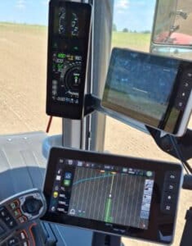Für den täglichen Einsatz erscheint die Verwendung von zwei Touchscreens zusätzlich zur Anzeige in der A-Säule praktikabel.