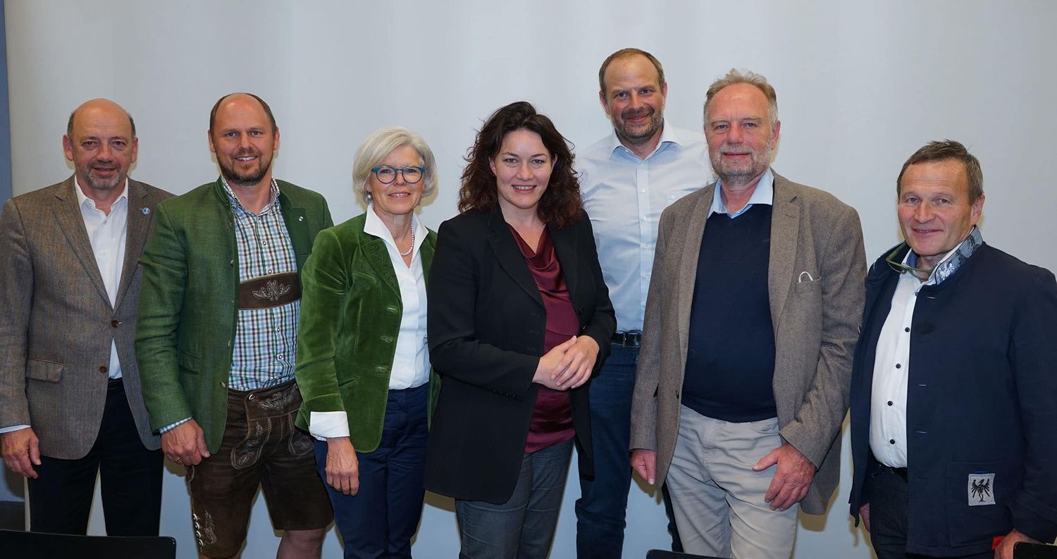 Johann Stötter, Ferdinand Grüner, Angelika Schwarzmann, Ingrid Felipe, Norbert Gleirscher, Markus Schermer und der Galtürer Bürgermeister Hermann Huber (v. li.) diskutierten über die Folgen von Corona.