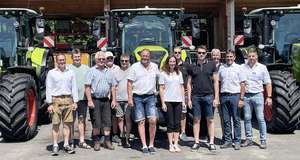 Im Beisein von Vertretern von Claas, Maschinenring, Traktorgemeinschaft und Landtechnik Hütter erfolgte die Übergabe in der Südoststeiermark.