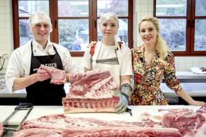 Silvia Schneider mit Fleischermeister Ferdinand & Jennifer Lechner - Tomahawk zerlegen