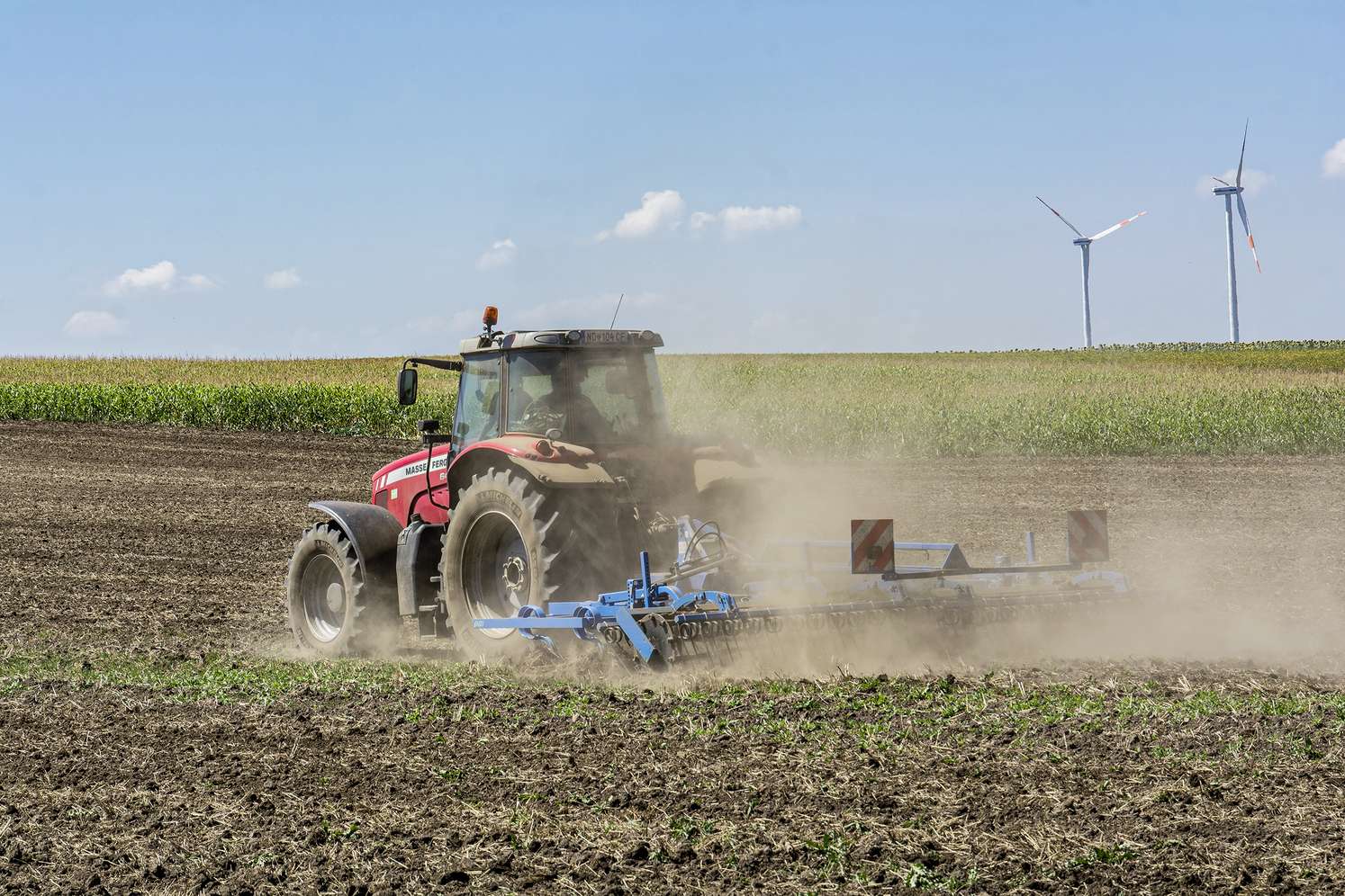 Traktor mit Grubber