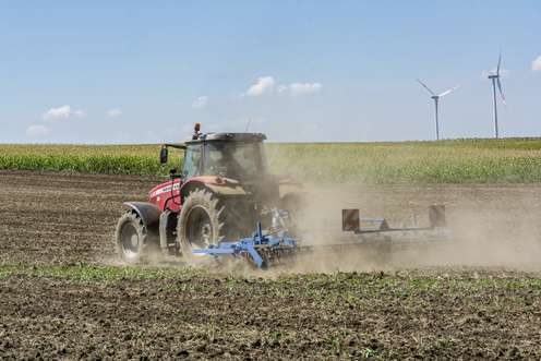 Traktor mit Grubber