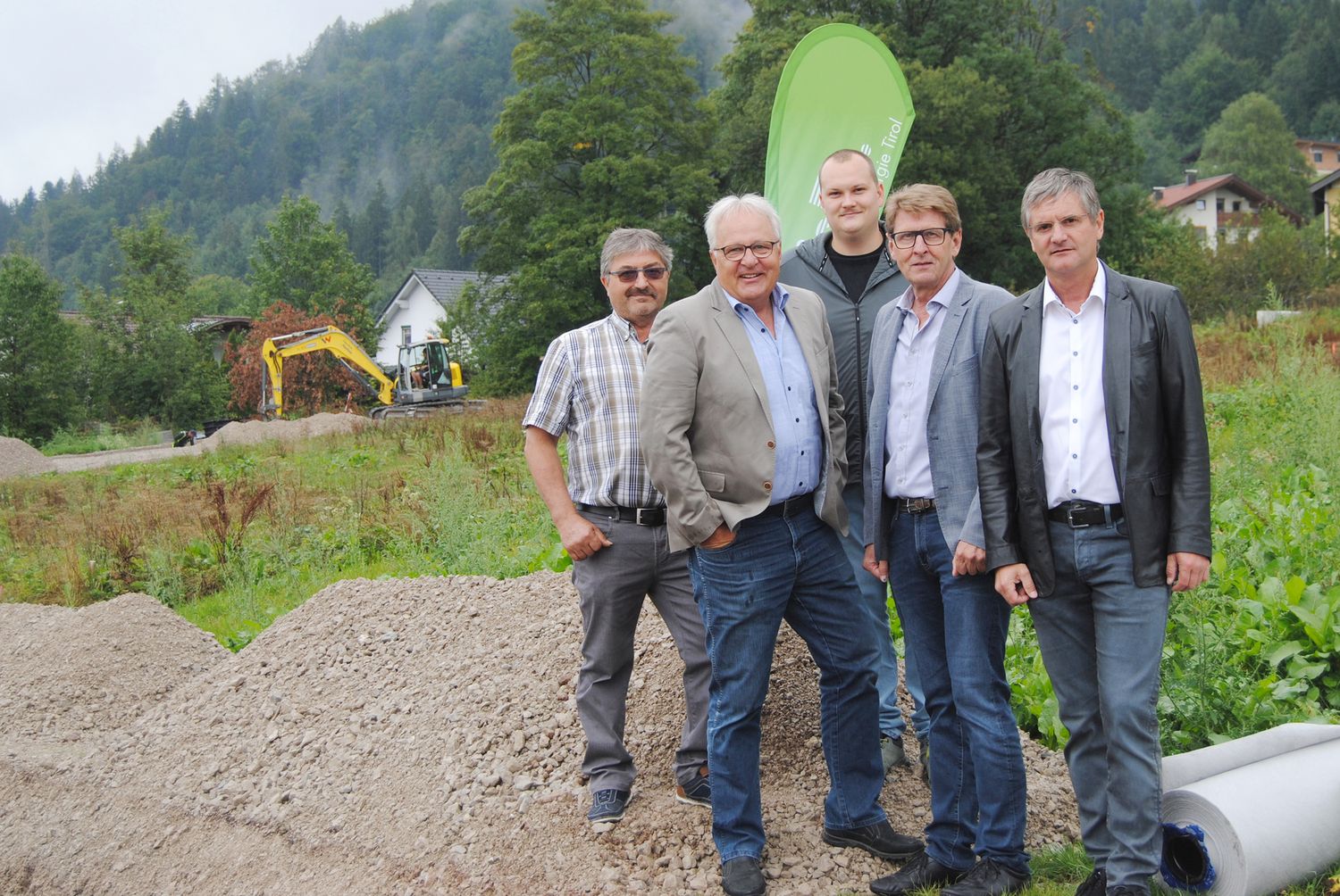 Leo Strasser (Betreuung Heizanlage in Bad Häring), NR Hermann Gahr (Obmann Bioenergie Tirol),  Projektleiter Lukas Wetscher, Bad Härings Bürgermeister Hermann Ritzer und Klaus Flörl (Geschäftsführer Bioenergie Tirol) überzeugten sich vom Fortschritt der Verlegung der Rohre.