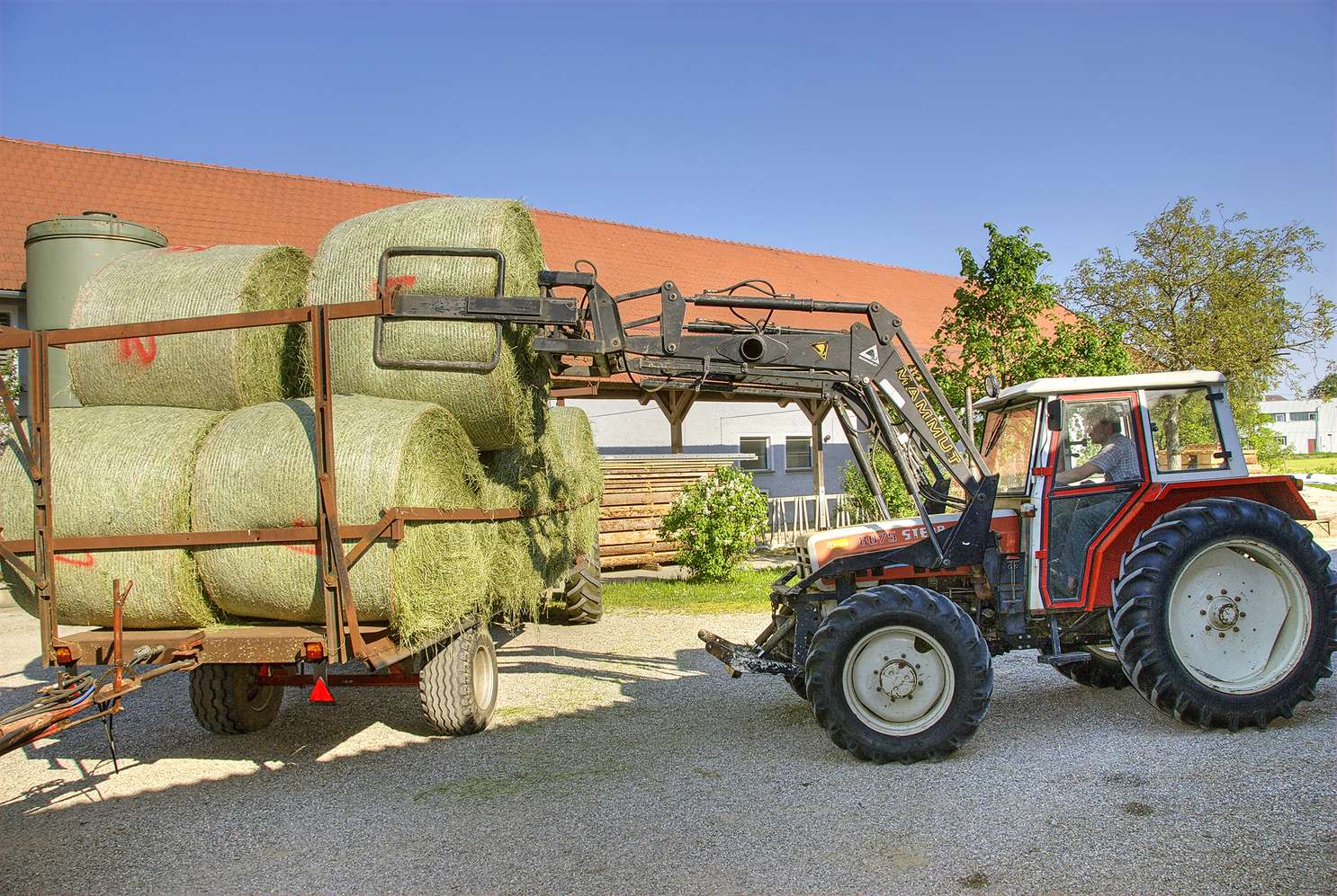 Heuballen verladen