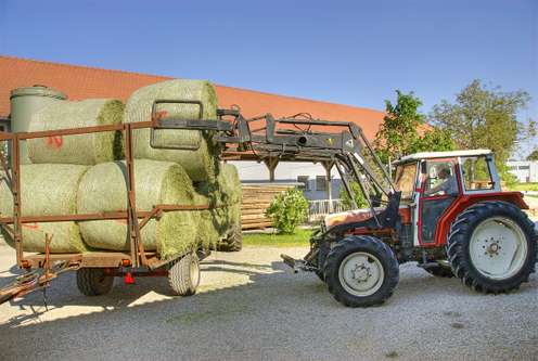 Heuballen verladen