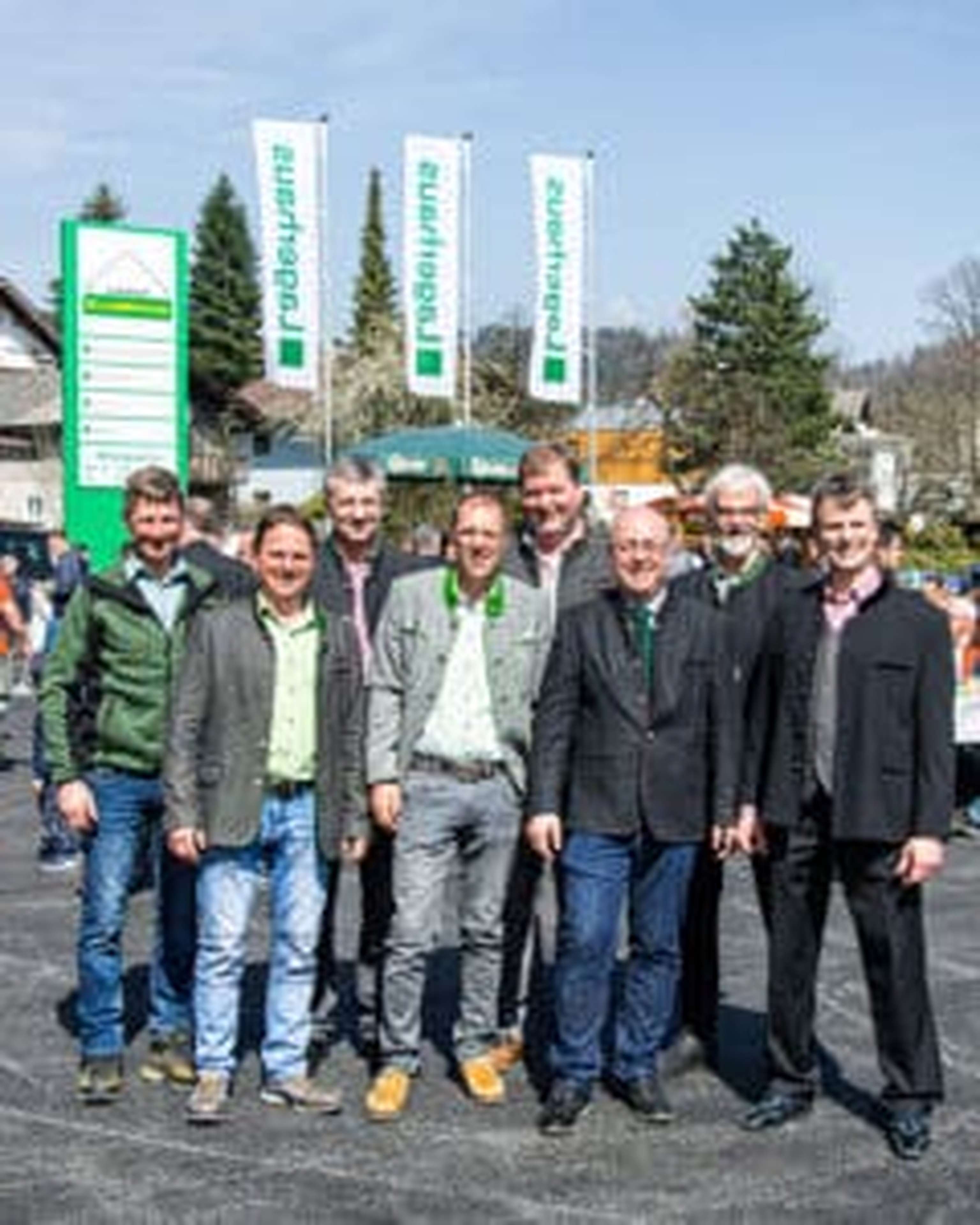Funktionäre des Lagerhauses Kufstein v. l.: Taxauer Georg, Sieberer Georg, Karrer Georg, See-thaler Helmut, Schwaighofer Hannes, Ritzer Georg, Strasser Georg und Obmann Wagner Josef