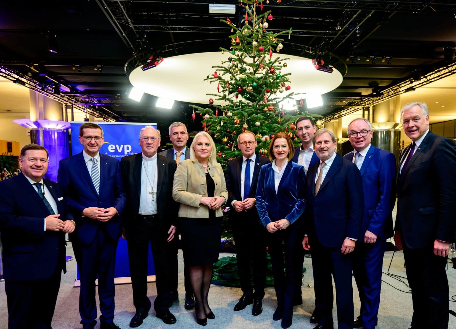 Am Hauptbahnhof verabschiedet und in hochkarätiger Runde im Brüsseler Parlament begrüßt: Die 40 m hohe Tanne aus Österreich.