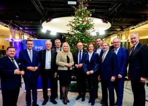 Am Hauptbahnhof verabschiedet und in hochkarätiger Runde im Brüsseler Parlament begrüßt: Die 40 m hohe Tanne aus Österreich.