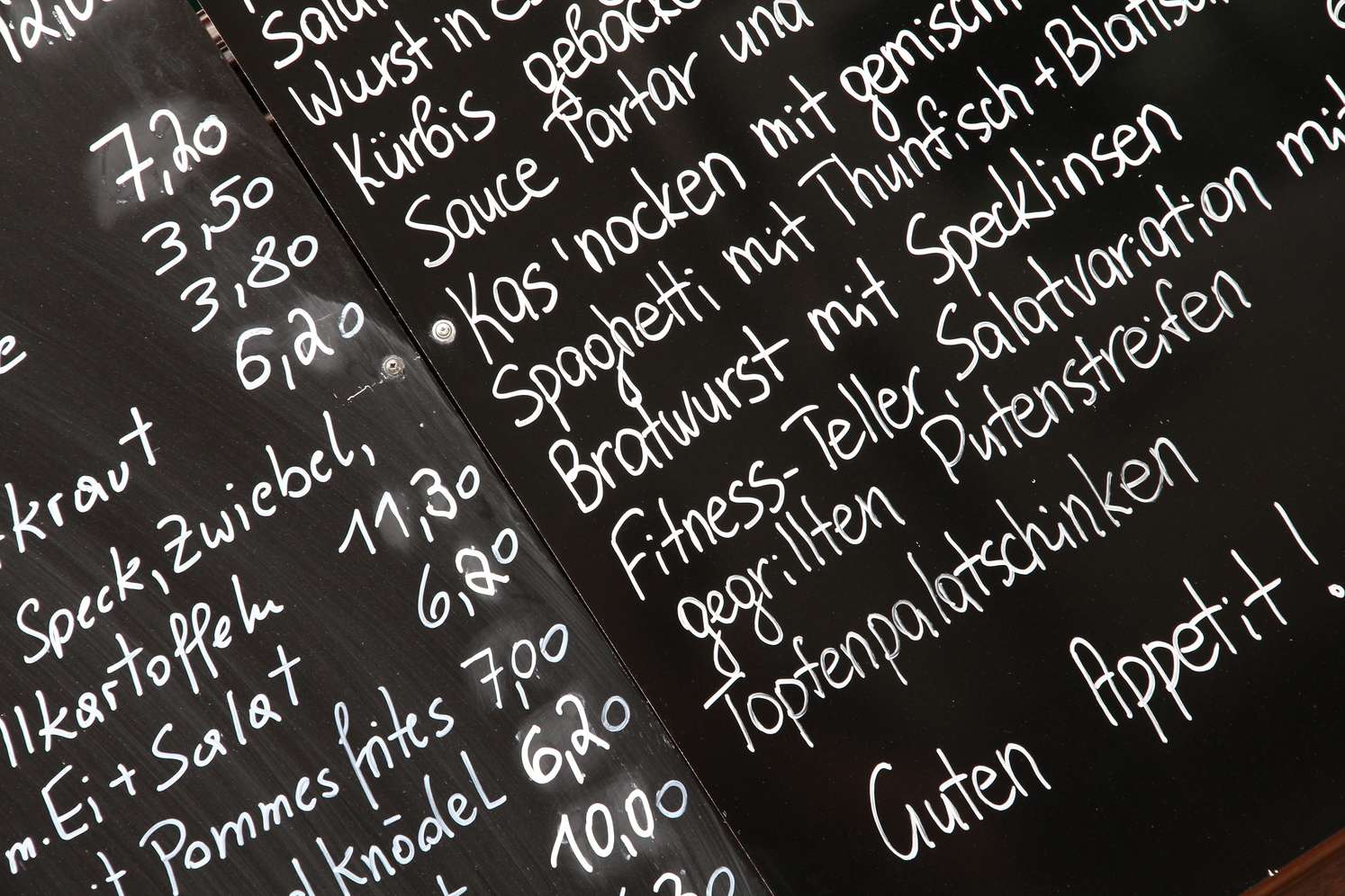 Tafel mit Speisen und Preisen in einem Lokal