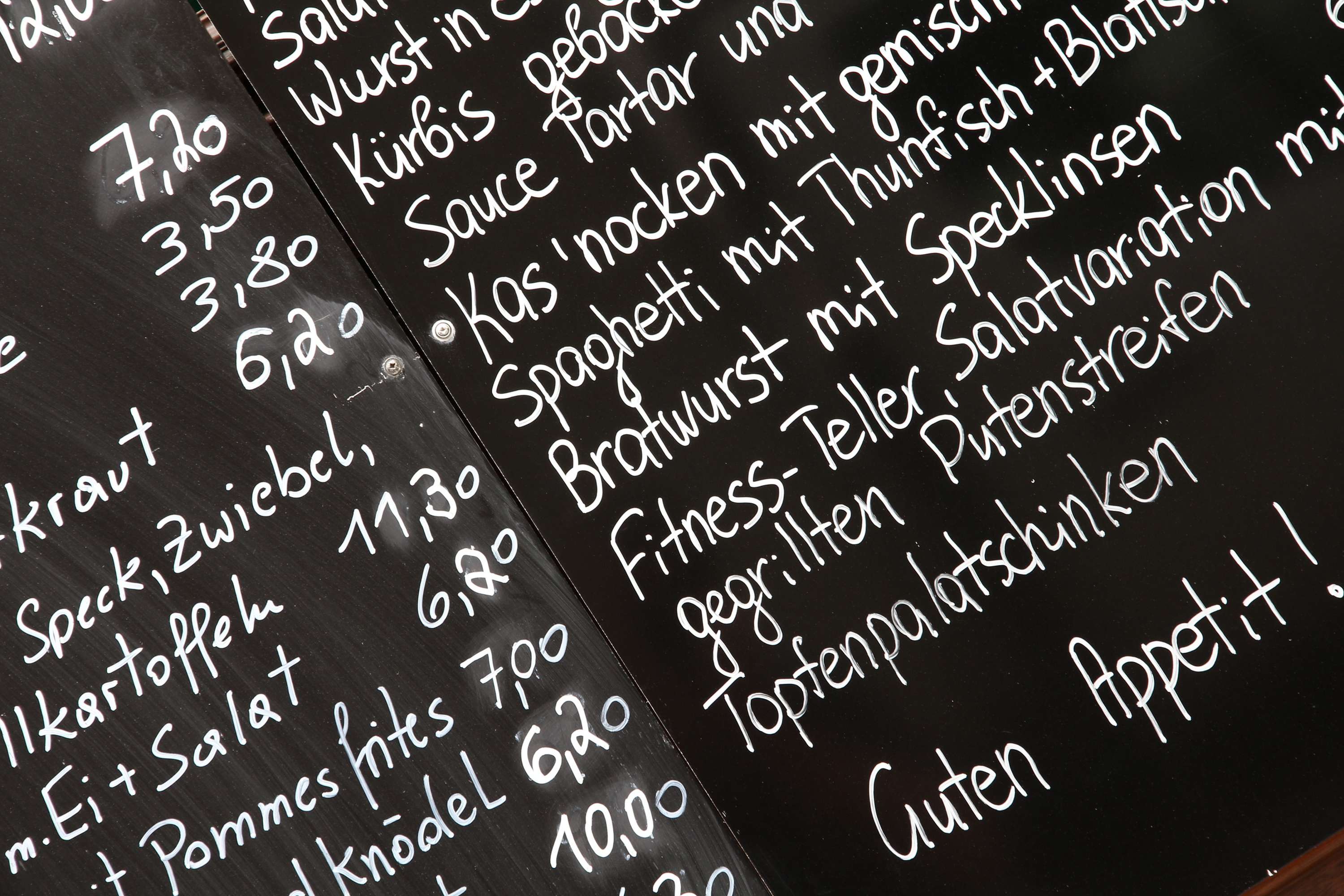 Tafel mit Speisen und Preisen in einem Lokal