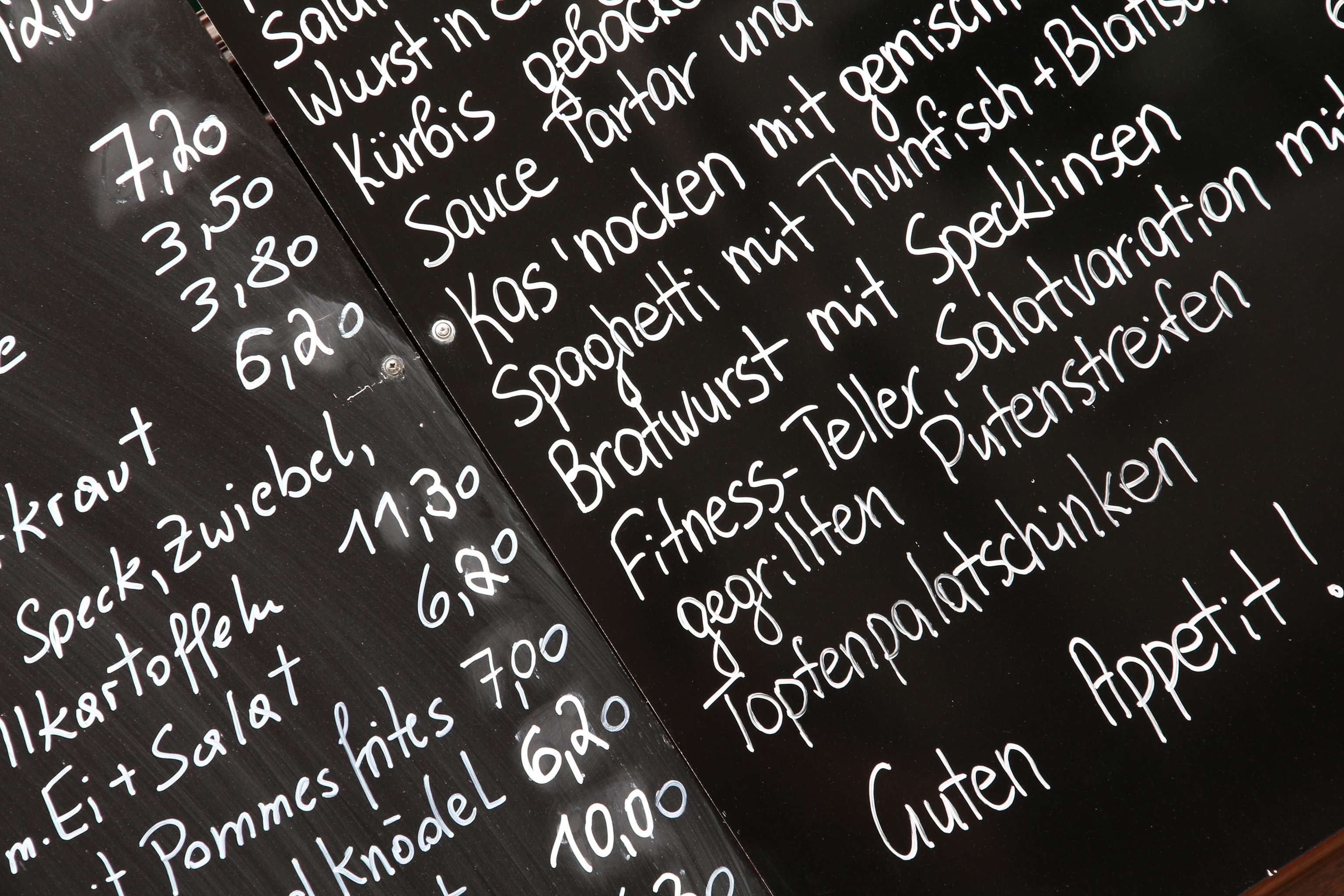 Tafel mit Speisen und Preisen in einem Lokal