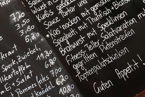 Tafel mit Speisen und Preisen in einem Lokal