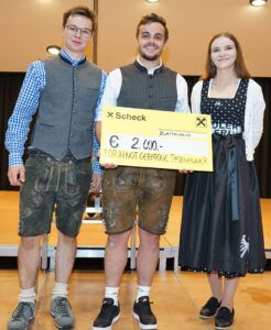 Die Galtürer Landjugend-Obleute Martin Wagner (li.) und Sophie Sonderegger überreichten Peter Kurz vom „Verein für in Not geratene Paznauner“ einen Scheck über 2.000 Euro.