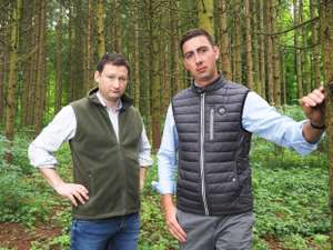 Paul Nemecek und Alex Bernhuber im Wald