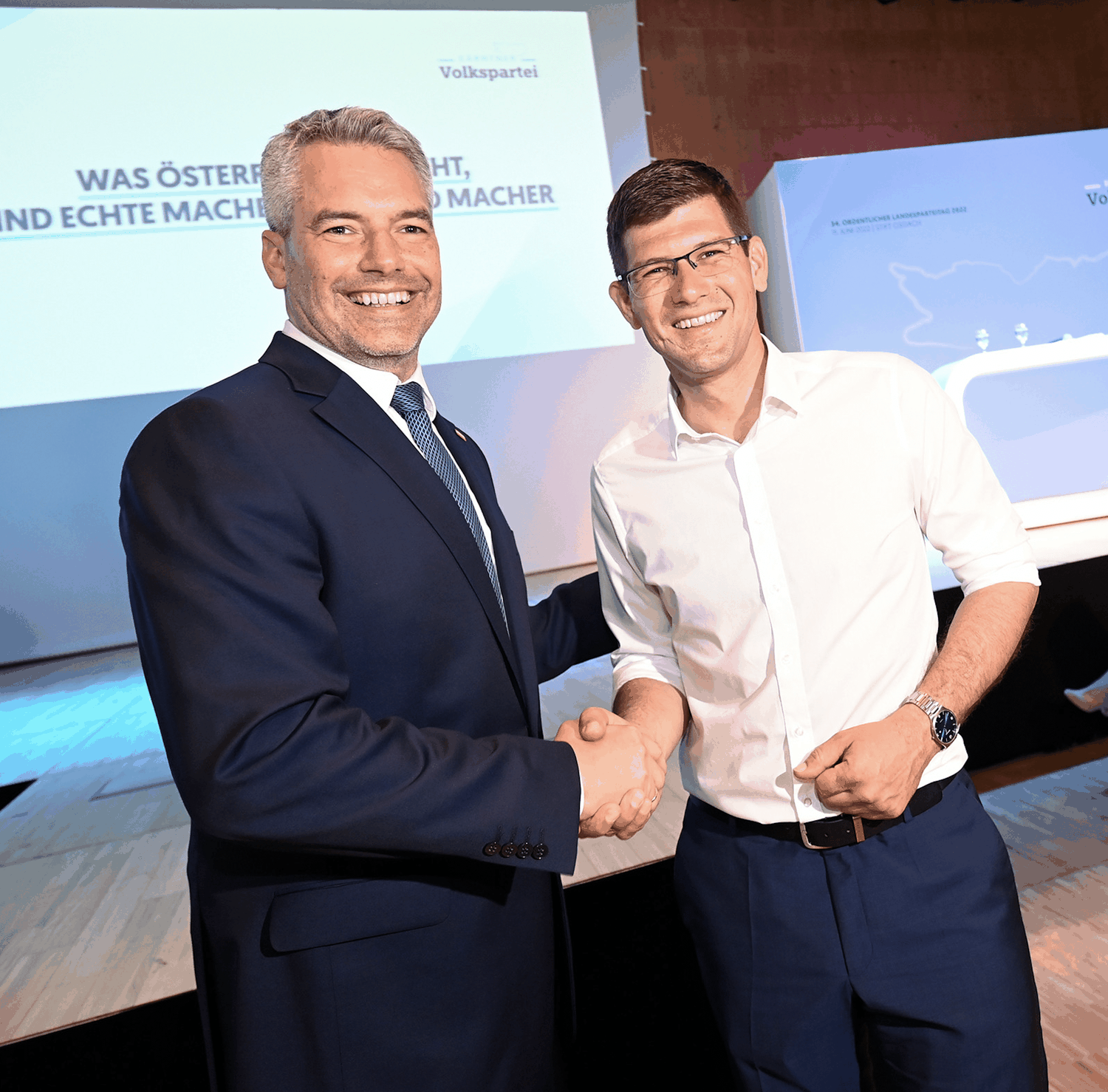 Bundeskanzler Karl Nehammer gratuliert Landesparteiobmann Martin Gruber zum herausragenden Ergebnis.