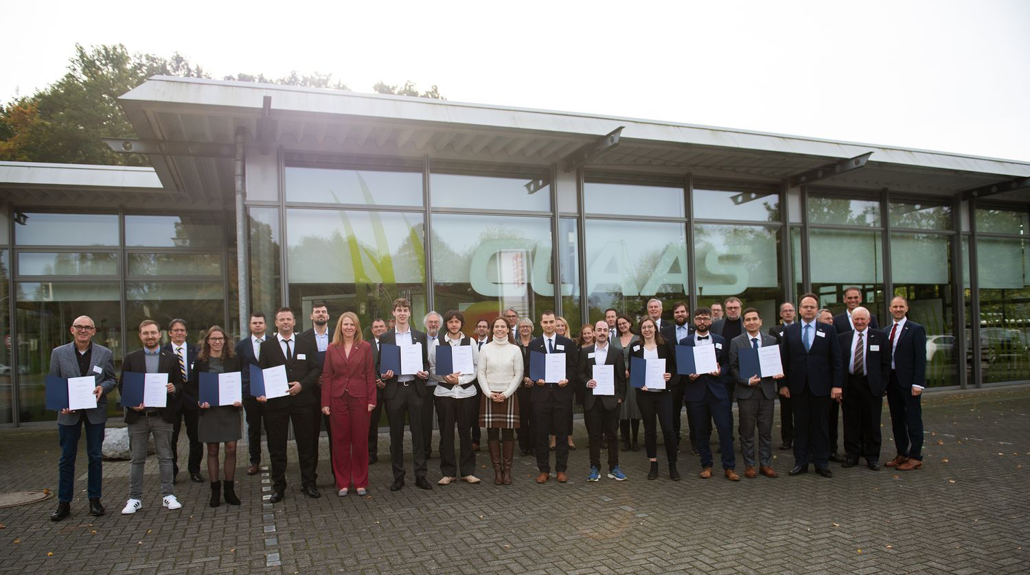 Nach der Urkundenübergabe mit Cathrina Claas-Mühlhäuser trafen sich Preisträger und Preisträgerinnen, Kuratorium, Jury und Vertreter der Universitäten zum Fototermin.