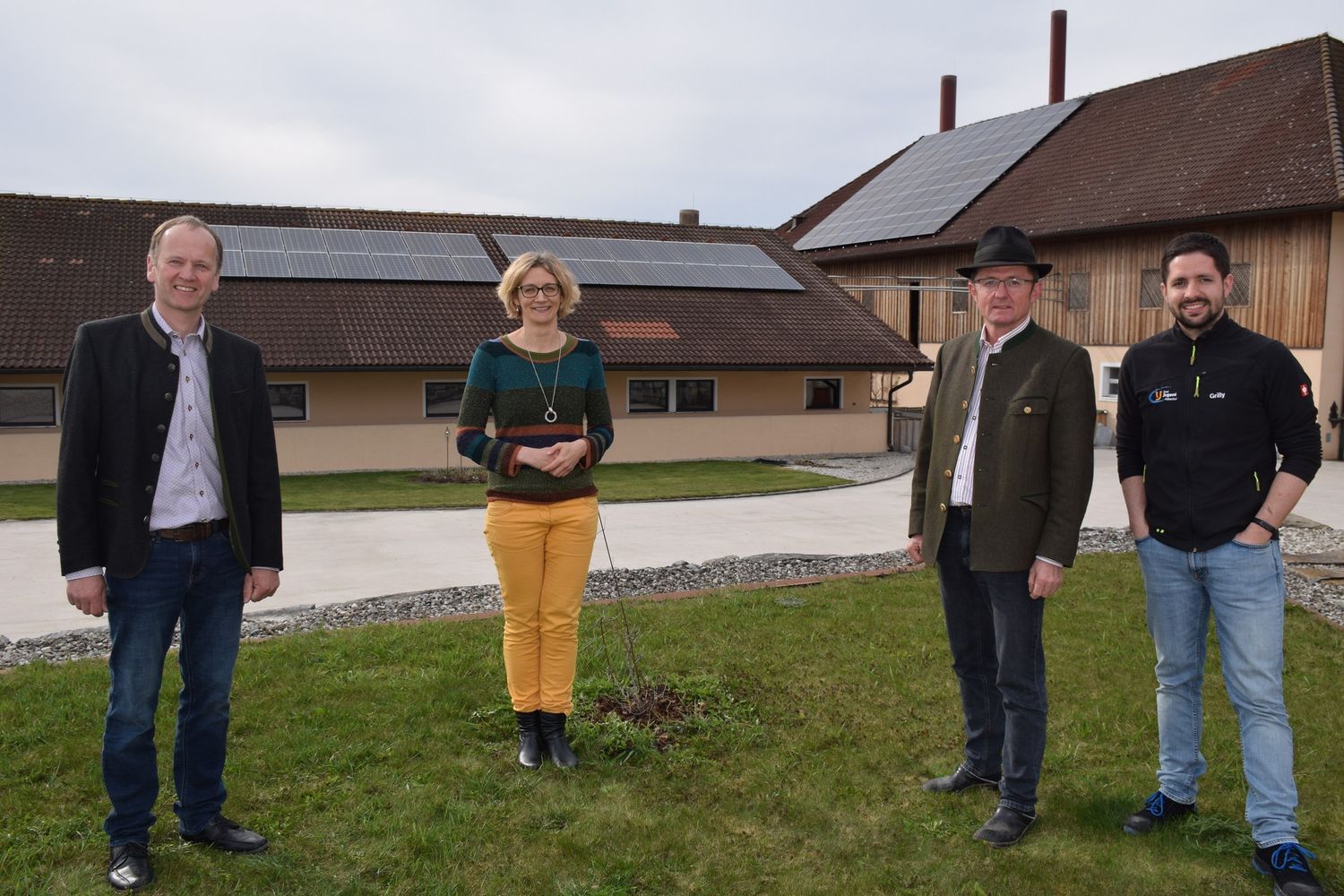 BBK-Obmann Leopold Keferböck (l.) und Bezirksbäuerin Margit Ziegelbäck besichtigten die PV-Anlage von Franz Grillmair (2.v.r.).