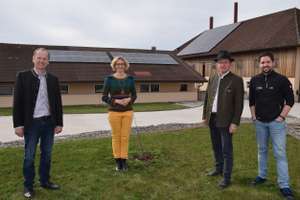 BBK-Obmann Leopold Keferböck (l.) und Bezirksbäuerin Margit Ziegelbäck besichtigten die PV-Anlage von Franz Grillmair (2.v.r.).
