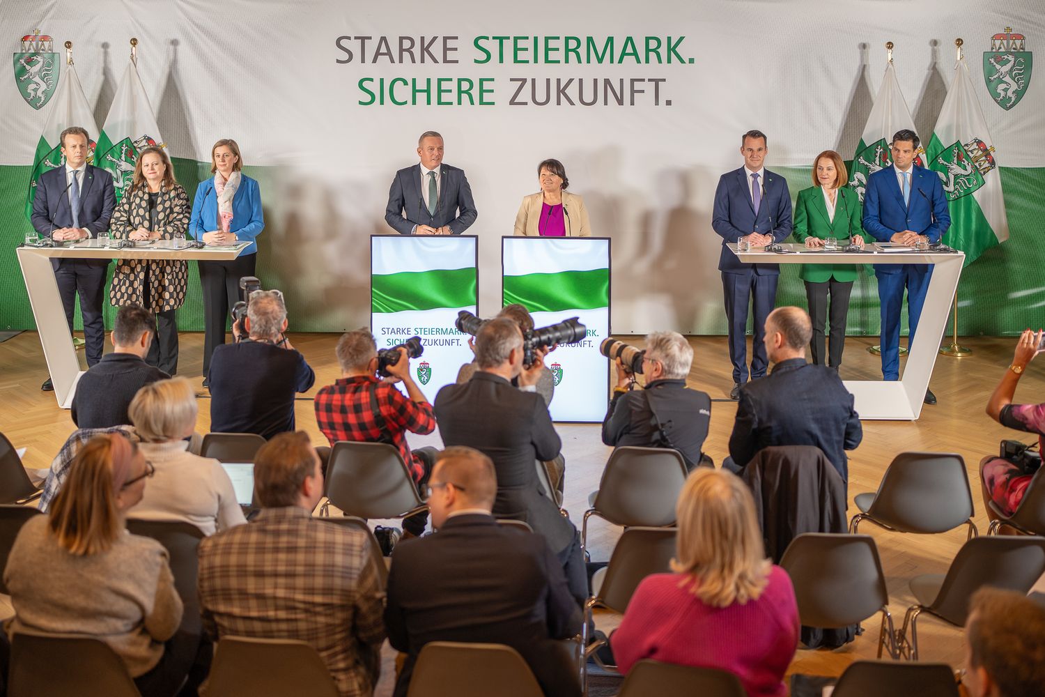 V. l.: Karlheinz Kornhäusl (ÖVP), Claudia Holzer (FPÖ), Barbara Eibinger-Miedl (ÖVP), Mario Kunasek (FPÖ), Manuela Khom (ÖVP), Stefan Hermann (FPÖ), Simone Schmiedtbauer (ÖVP) und Hannes Amesbauer (FPÖ).