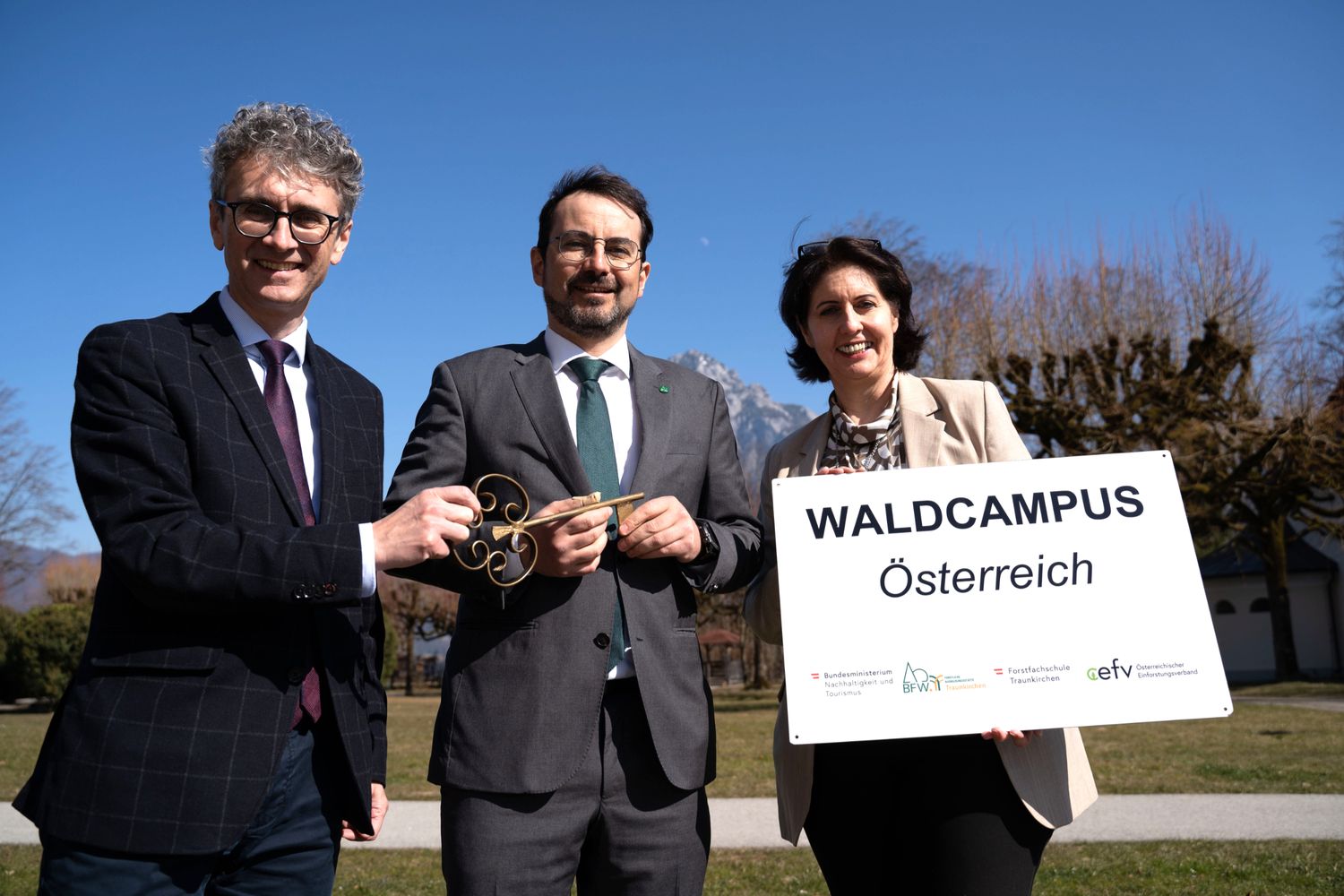 Neue Leitung FAST-Traunkirchen BFW-Leiter Dr. Peter Mayer (l.) übergibt den Schlüssel an den neuen FAST-Leiter Dipl.-Ing. Florian Hader, die ehemalige FAST-Leiterin wünscht ihm alles Gute