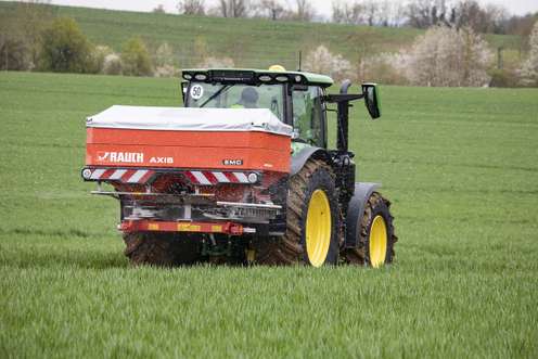 Düngerstreuer im Einsatz