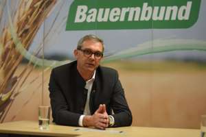Franz Waldenberger (52) kommt aus Pennewang und bewirtschaftet dort mit seiner Frau einen gemischten biologischen Betrieb mit Ackerbau, Ochsenmast und Legehennen.