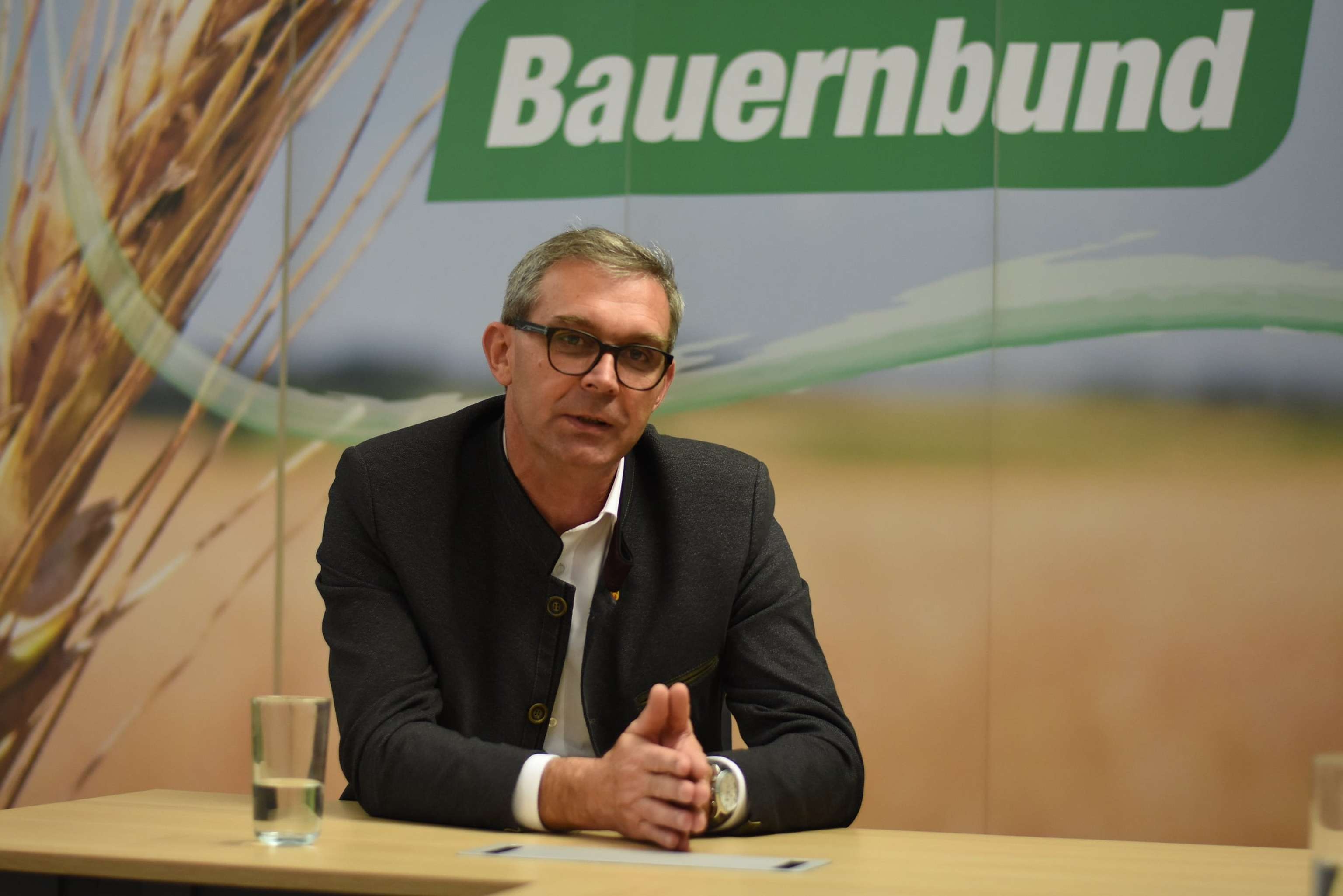 Franz Waldenberger (52) kommt aus Pennewang und bewirtschaftet dort mit seiner Frau einen gemischten biologischen Betrieb mit Ackerbau, Ochsenmast und Legehennen.