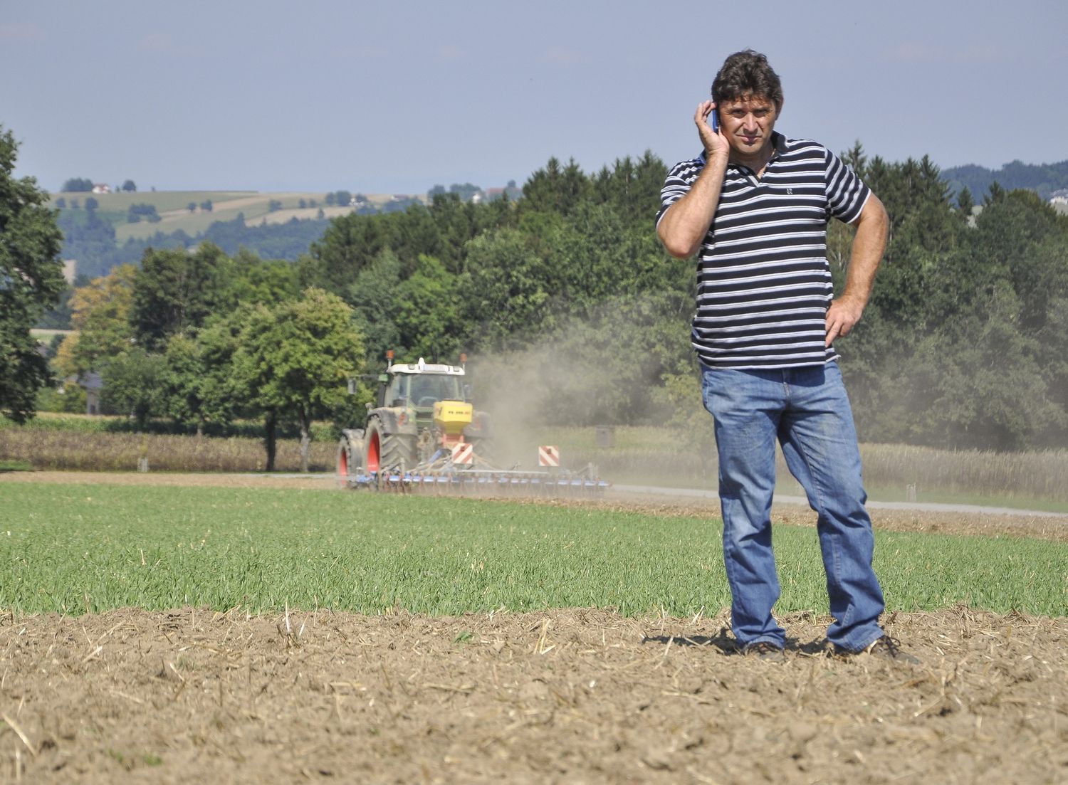 Landwirt Telefoniert 1 ID66547