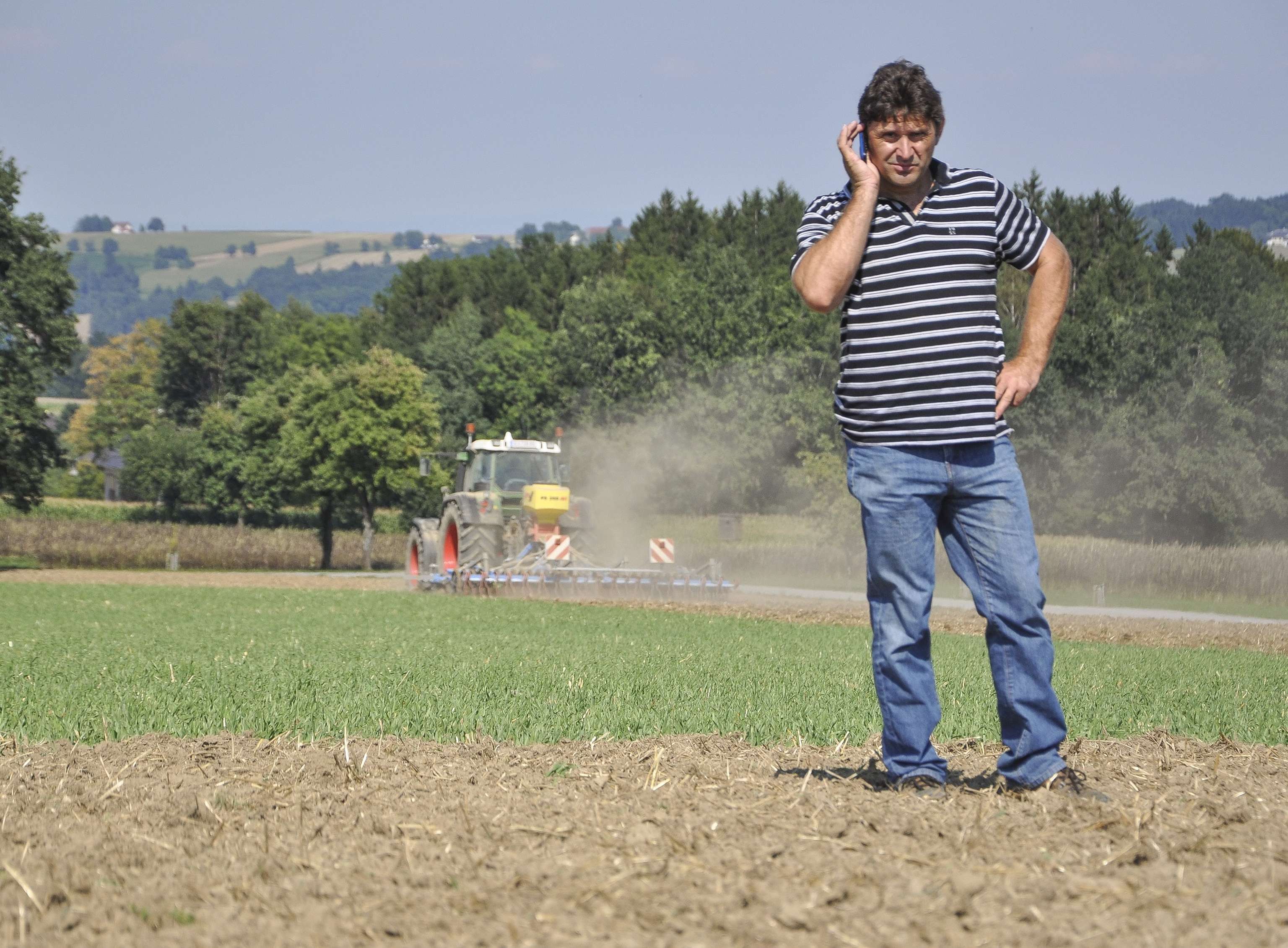 Landwirt Telefoniert 1 ID66547