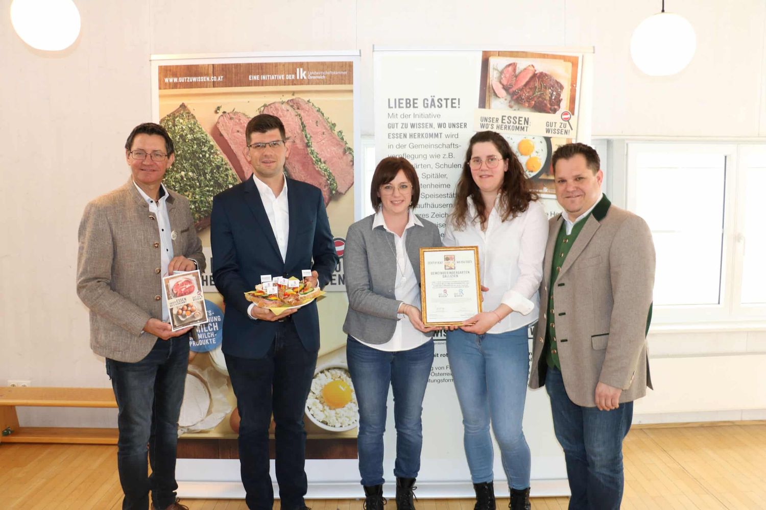 LK-Präsident Siegfried Huber, Landesrat Martin Gruber, Kindergartenleiterin Sunna Matschek und Köchin Iris Kopanz vom Gemeindekindergarten Gallizien, Bürgermeister Hannes Mak (v. l.)