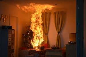 Vorsicht mit Kerzen – ein Christbaum kann innerhalb kürzerster Zeit in Vollbrand stehen.