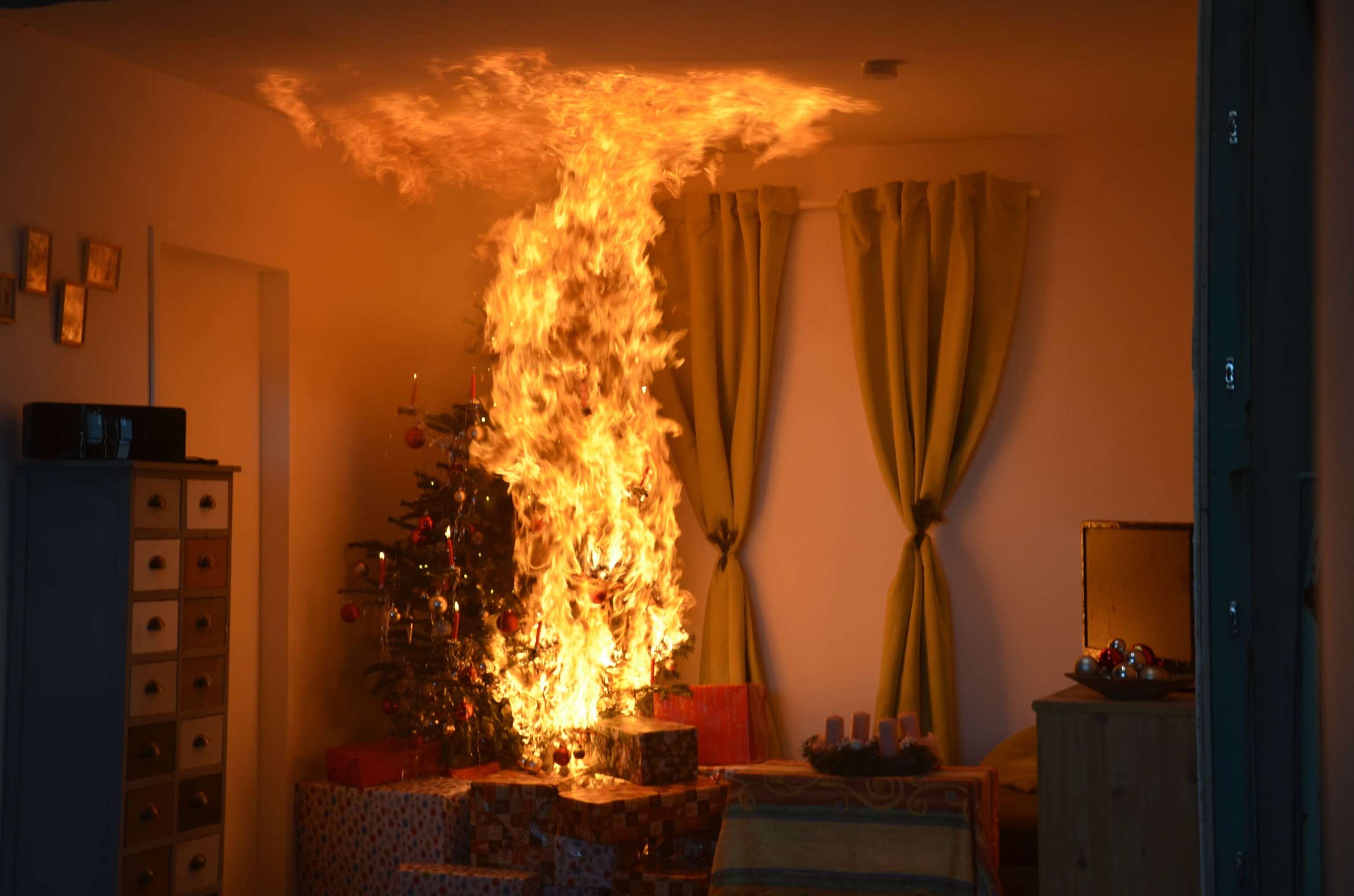 Vorsicht mit Kerzen – ein Christbaum kann innerhalb kürzerster Zeit in Vollbrand stehen.