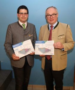 LK NÖ-Vizepräsident Lorenz Mayr und LH-Stv. Stephan Pernkopf präsentierten den neuen Info-Folder.