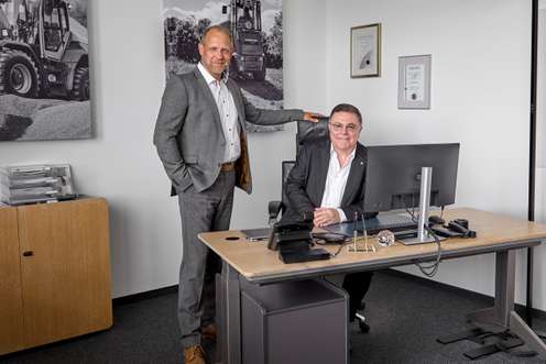 Bernd Apfelbeck (r.) übergibt nach über 20 Jahren die Verantwortung als kaufmännischer Geschäftsführer an Andrew Voigt.