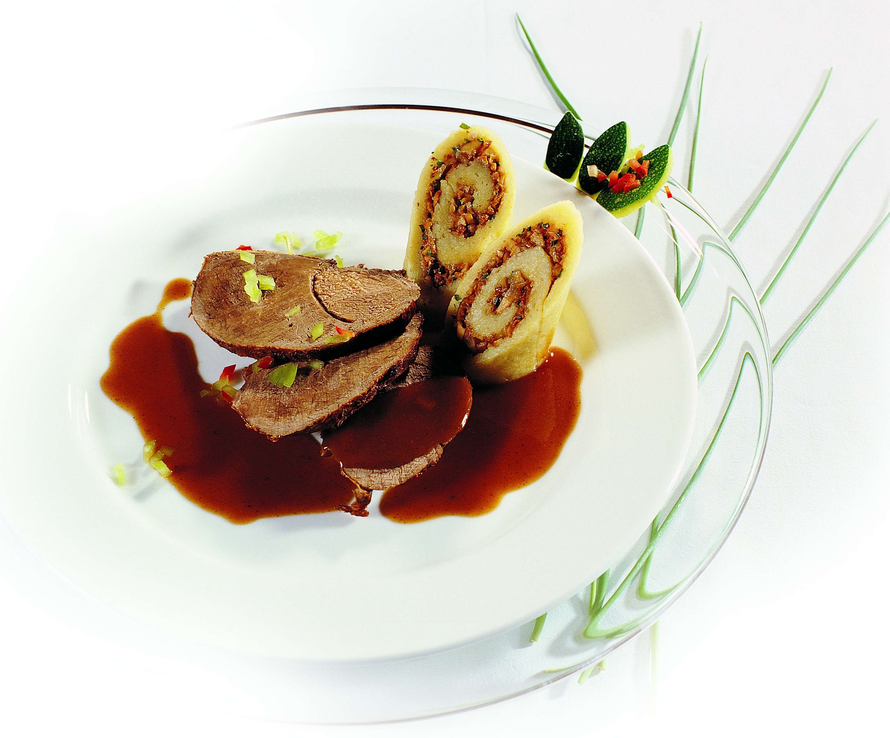 Hirschbraten, angerichtet auf einem Teller