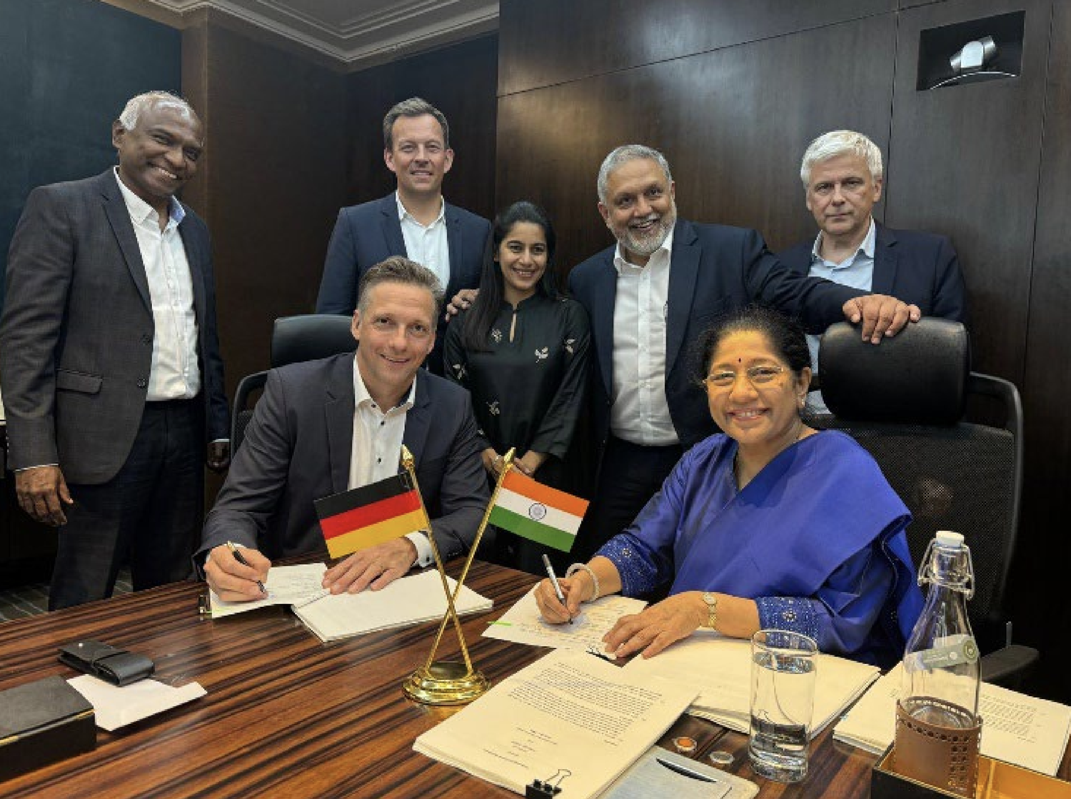 Die Chefs von Deutz und Tafe Motors, Sebastian C. Schulte und Mallika Srinivasan, unterschrieben den Kooperationsvertrag