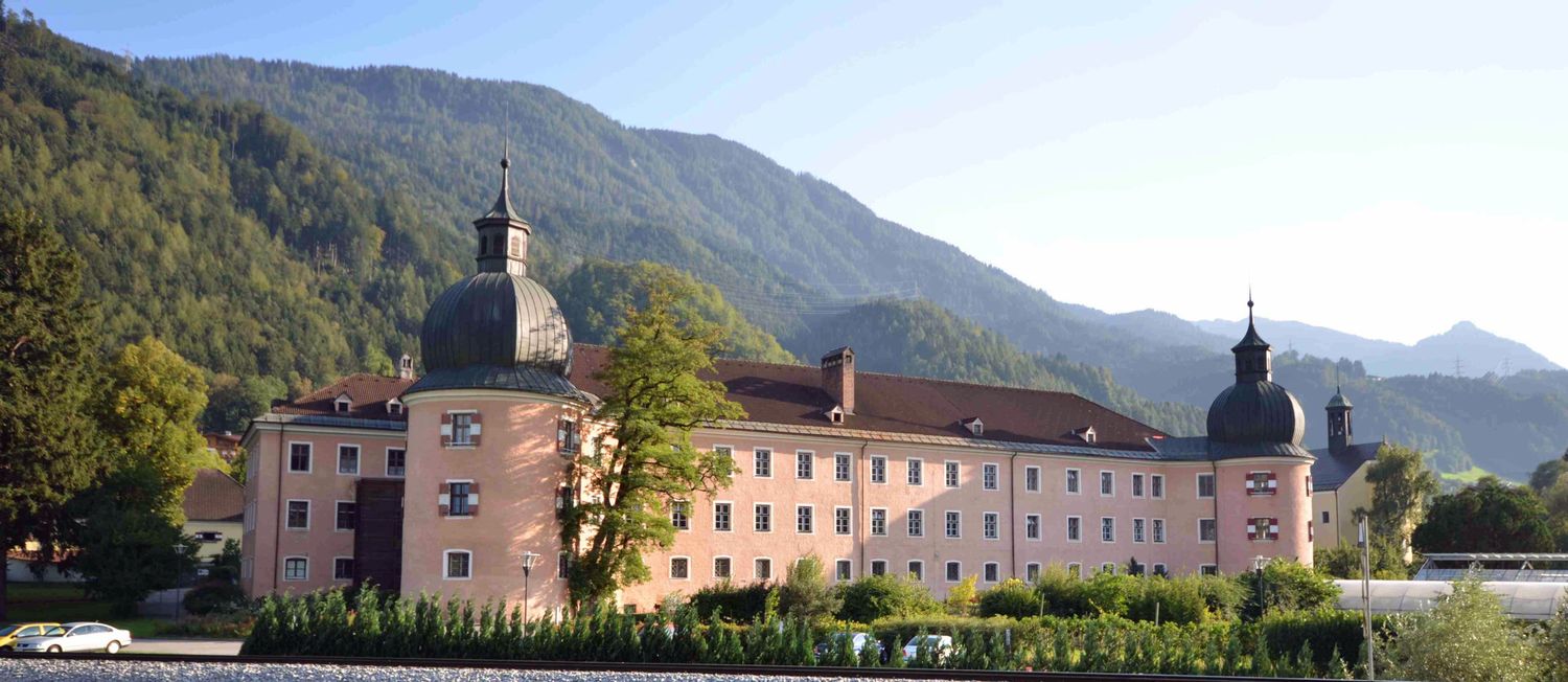 Die LLA Rotholz ist eine der bekanntesten landwirtschaftlichen Lehranstalten in Tirol.