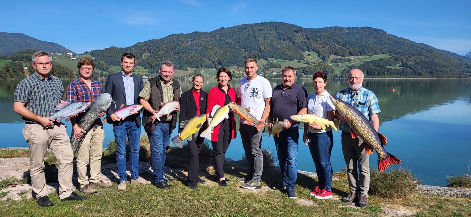 Geballtes Fischereiwissen am Ufer des Mondsees: Klaus Berg (Landesfischereiverband OÖ), Florian Keil (BAW), Leo Kirchmaier (ÖVFA), Martin Mayringer (LK OÖ), Daniela Achleitner (BAW), Agrarlandesrätin Michaela Langer-Weninger, Bernhard Glück, Erich Glück, Gerlinde Schmidsberger (Forellenzuchtverband) und Landes-fischermeister Siegfried Pilgers-torfer (v.l.)