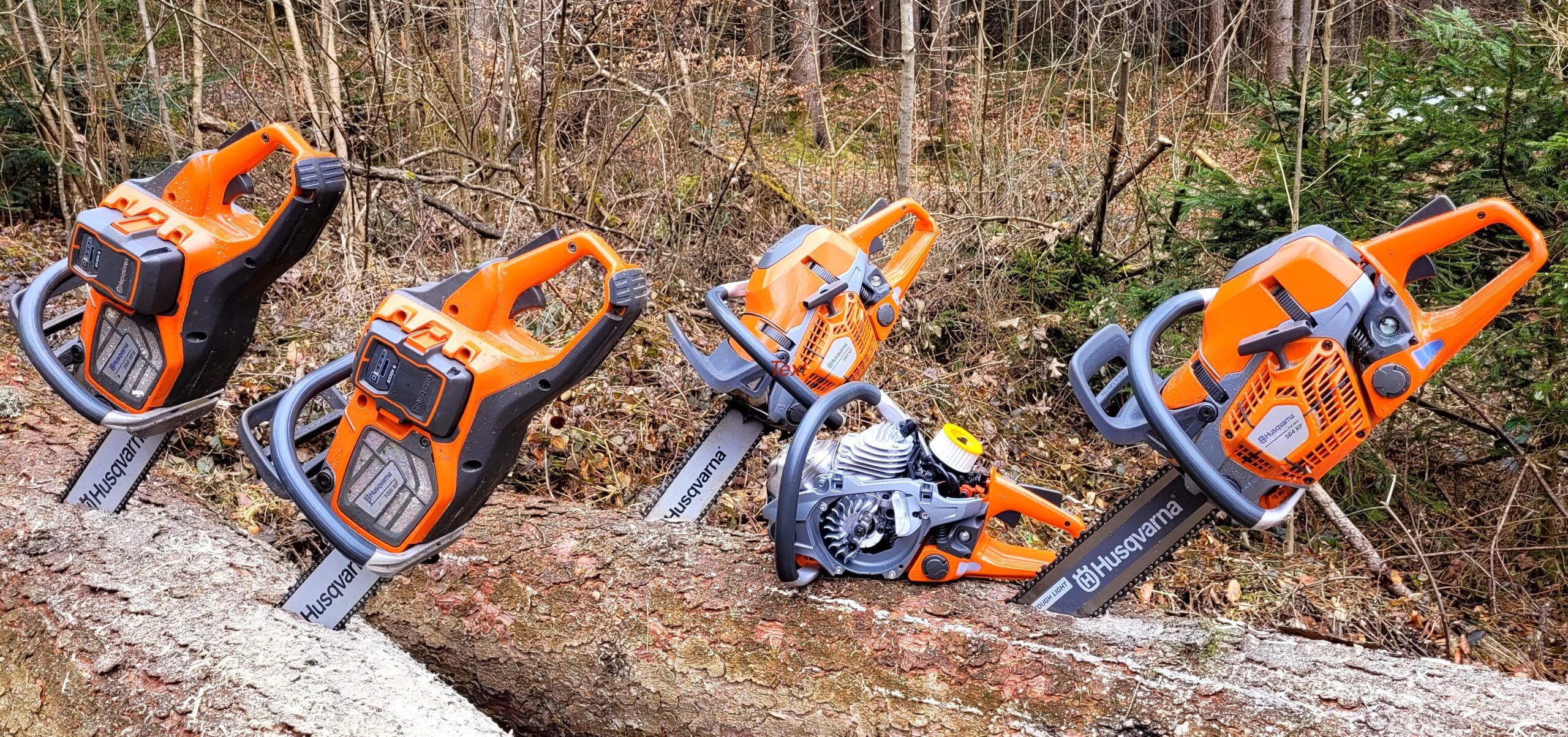 Die neue Husqvarna 550i XP mit großem (l.) und kleinem Akku und die neue 564 XP mit verschiedenen Schneidausrüstungen und freigelegtem Motor.