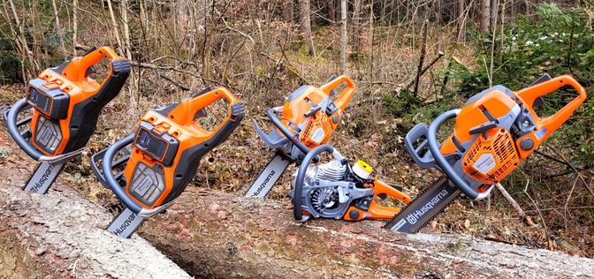 Die neue Husqvarna 550i XP mit großem (l.) und kleinem Akku und die neue 564 XP mit verschiedenen Schneidausrüstungen und freigelegtem Motor.