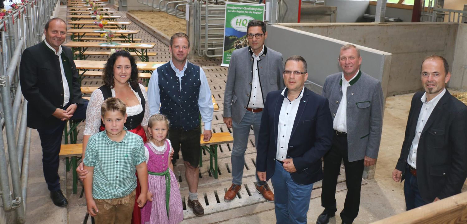 Bauernbundobmann LHStv. Josef Geisler, Kathrin und Hanspeter Hirnsperger mit Anton und Theresa, Bauernbunddirektor BR Dr. Peter Raggl, ÖVP-Klubobmann August Wöginger, Bezirksbauernobmann LAbg. Josef Edenhauser, LK-Präsident NR Josef Hechenberger