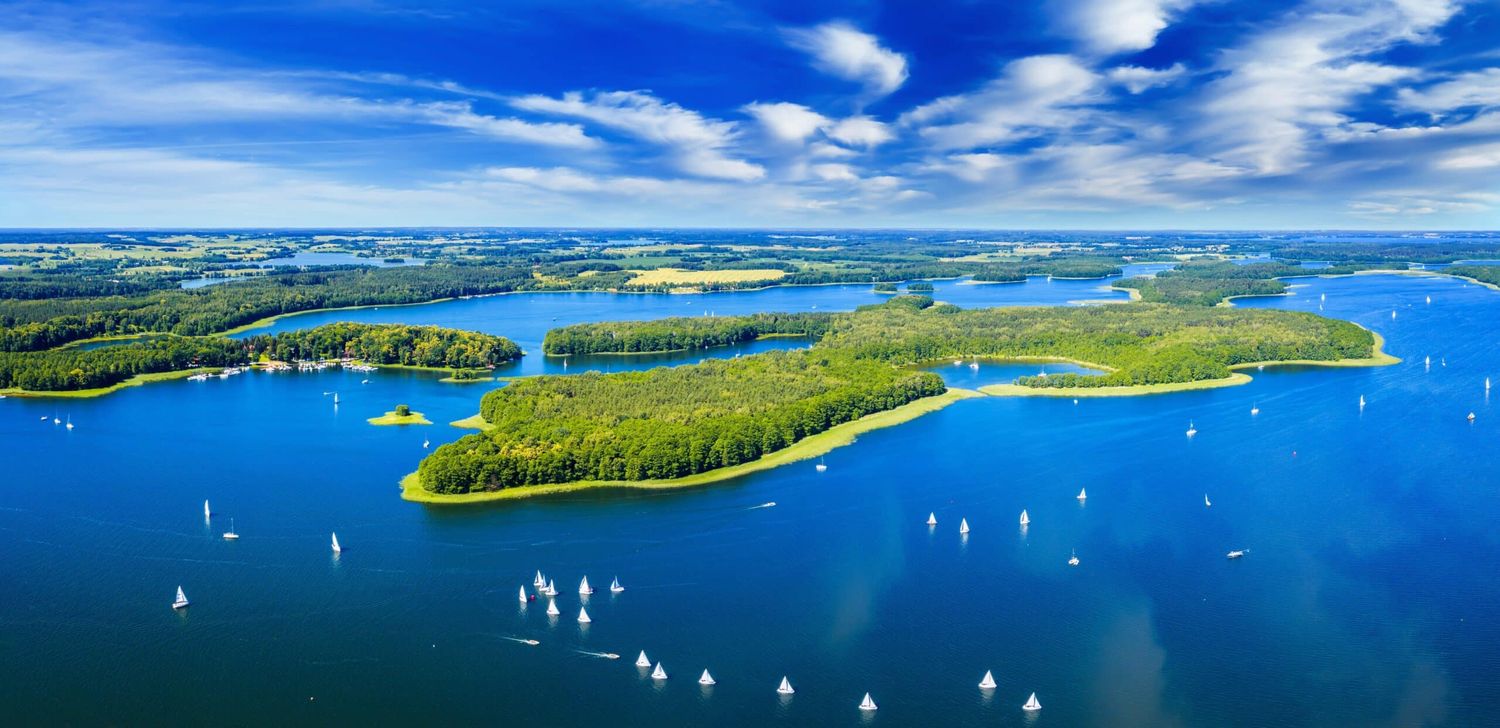 Bei einer Schifffahrt lassen sich die idyllischen Landschaften, kleinen Dörfer und Jachthäfen besonders gut besichtigen.